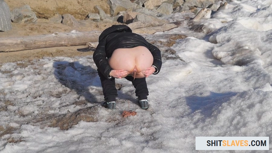 Woman Shitting - The Outdoor snow - Big Farting Girls, Poop [HD 720p] (96.0 MB) Solo