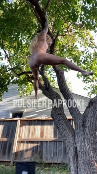 PulsiferPaprocki - Hanging Tree Poop - Big Pile, Solo [HD 720p] (19.7 MB) Outdoor Scat