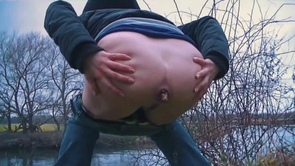 Mia Skye aka MiaRoxxx - Cold Autumn Day Outdoor Shit - Germany, Dirty Anal [HD 720p] (34.0 MB) Filthygrid.com