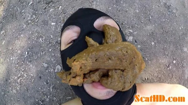 ScatDesire - Shitting in the Mouth Outdoor [UltraHD 4K] (1.75 GB)