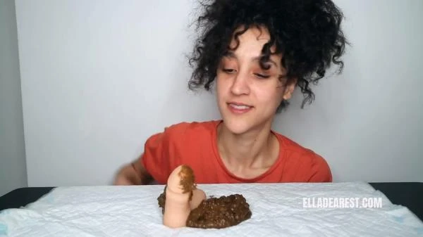 Ella Dearest aka Efro Ella - PEE PEE POO PLAY - Solo, Defecation [HD 720p] 25.6 MB