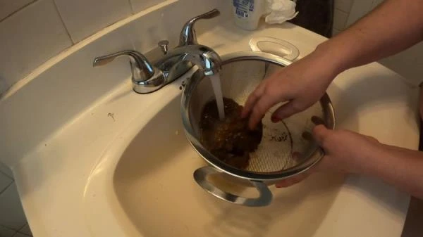 Layla Lee - Treasure Hunt - Amateur, Defecation [FullHD 1080p] 1.21 GB