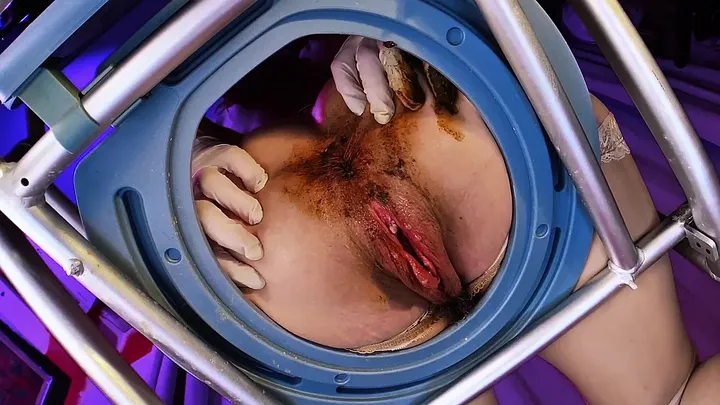 Betty Parlour Dives into Solo Kaviar Scat with a Playful Grin - shit porn video at ShitSlaves.com