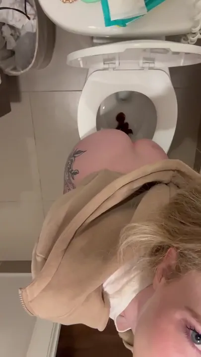 SaraBee's Quick Scat Femdom Teaser: Bite-Sized Domination in 30 - shit porn video at ShitSlaves.com